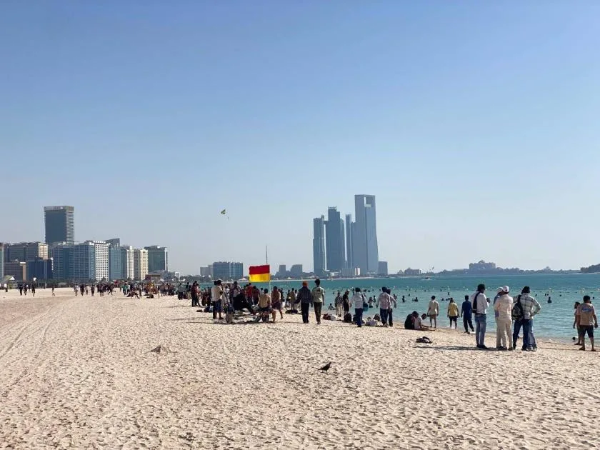 احتفالات مميزة في أبوظبي بعروض فرسان وأضواء موسيقية
