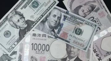 ارتفاع الدولار الأمريكي بعد بلوغه أدنى مستوياته في ثلاث سنوات