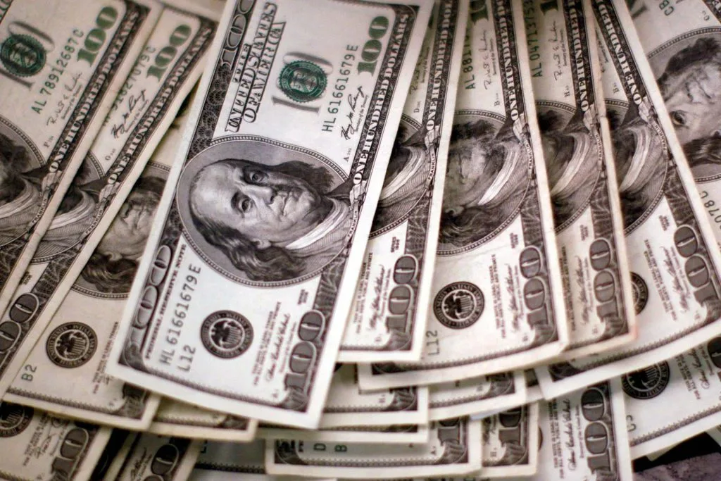 ارتفاع سعر الدولار إلى 51 جنيهًا بعد الضربة الأمريكية لإيران ارتفاع سعر الدولار إلى 51 جنيهًا بعد الضربة الأمريكية لإيران