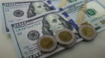 ارتفاع سعر الدولار في مصر قريباً من 51 جنيهاً وسط مخاوف من تأثيرات الحرب.