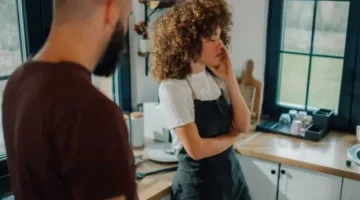 استخدام أداة شائعة في المنازل.. زوجة تكشف خيانة زوجها بطريقة مبتكرة (التفاصيل)