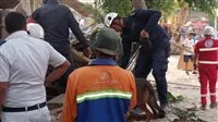 استخراج جثة طالب ثانوية عامة من تحت ركام المبنى المنهار في السيدة زينب
