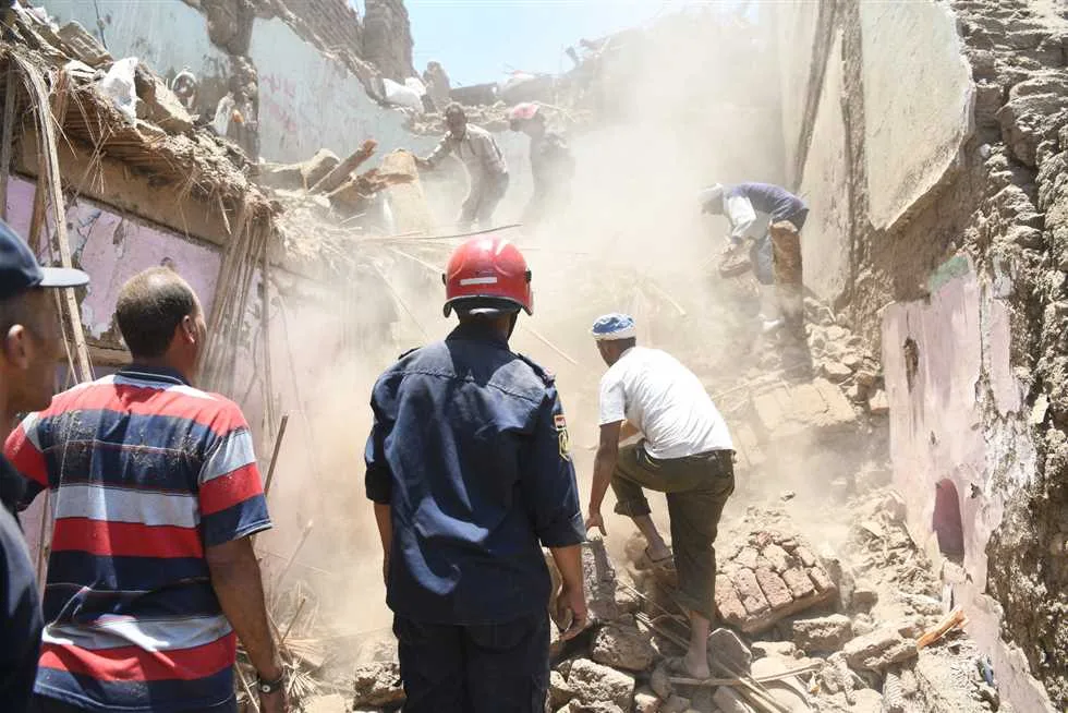 استخراج جثة طفلة من تحت أنقاض منزل منهار في قنا استخراج جثة طفلة من تحت أنقاض منزل منهار في قنا