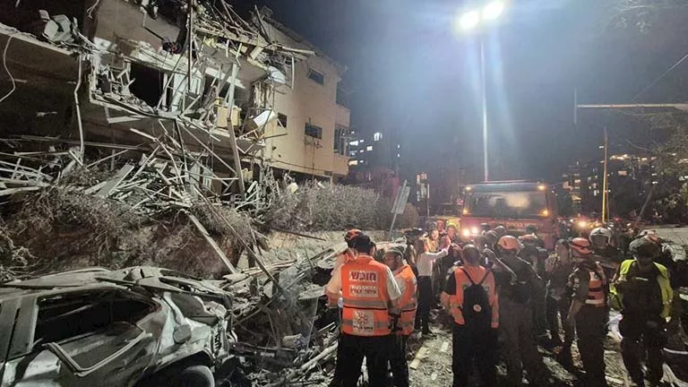 استخراج جثتين في إسرائيل من تحت الحطام في مدينة بات يام استخراج جثتين في إسرائيل من تحت الحطام في مدينة بات يام