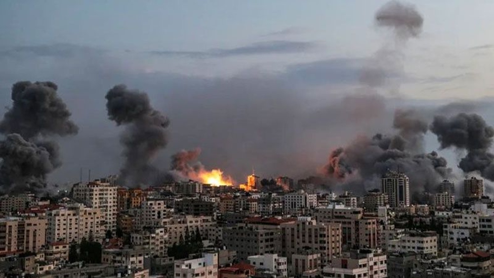 استشهاد 10 فلسطينيين جراء قصف إسرائيلي طال عدة مناطق في مدينة غزة استشهاد 10 فلسطينيين جراء قصف إسرائيلي طال عدة مناطق في مدينة غزة