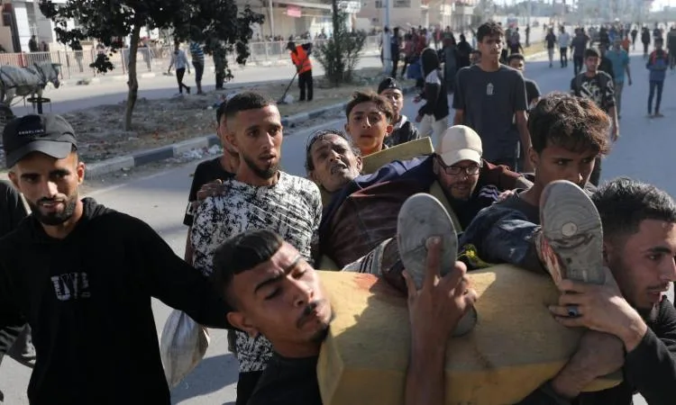 استشهاد 10 فلسطينيين نتيجة قصف الاحتلال لمستودع توزيع المساعدات في حي الزيتون استشهاد 10 فلسطينيين نتيجة قصف الاحتلال لمستودع توزيع المساعدات في حي الزيتون