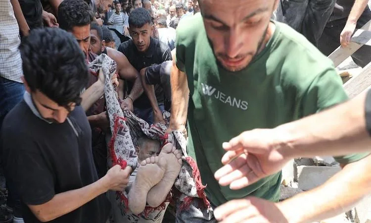 استشهاد 11 فلسطينياً جراء قصف قوات الاحتلال لخيام النازحين في غرب مدينة غزة استشهاد 11 فلسطينياً جراء قصف قوات الاحتلال لخيام النازحين في غرب مدينة غزة