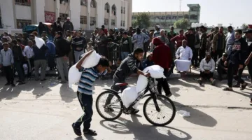 استشهاد 12 فلسطينيًا أثناء انتظار المساعدات في قطاع غزة