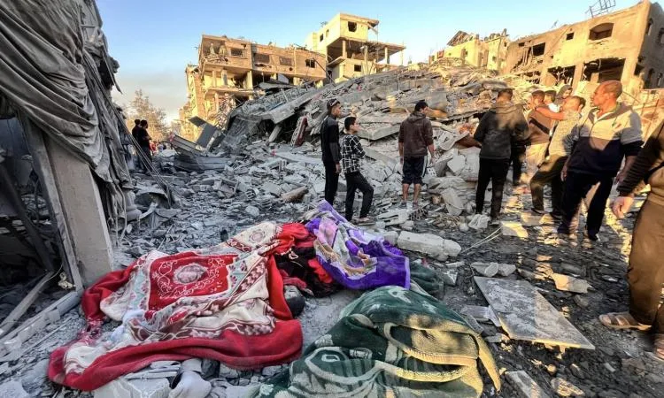 استشهاد 13 فلسطينيًا جراء قصف الاحتلال لخيام ومدارس تؤوي النازحين في قطاع غزة