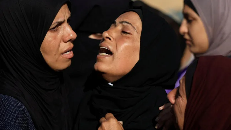 استشهاد 33 فلسطينيًا، بينهم 11 من طالبي المساعدات، في مجزرة جديدة بغزة. استشهاد 33 فلسطينيًا، بينهم 11 من طالبي المساعدات، في مجزرة جديدة بغزة.