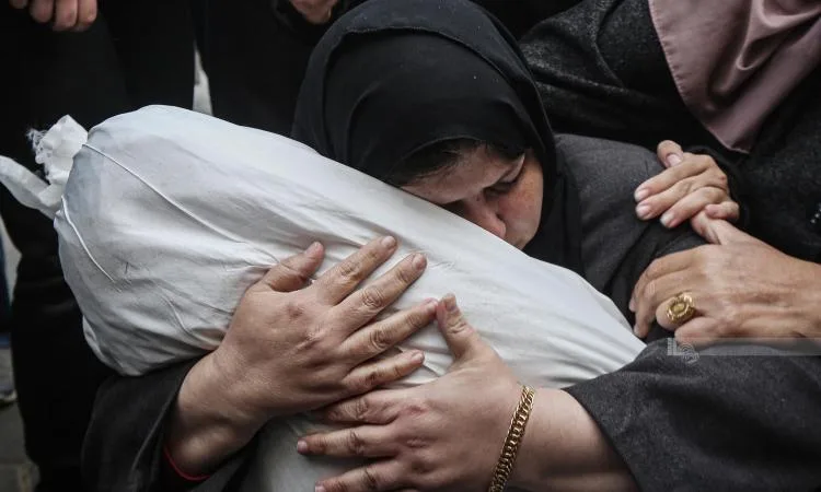 استشهاد طفلة فلسطينية وامرأة نتيجة قصف الاحتلال على مخيم النصيرات استشهاد طفلة فلسطينية وامرأة نتيجة قصف الاحتلال على مخيم النصيرات