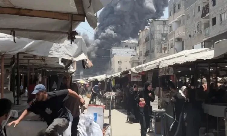 استشهاد فلسطينيين وجرحى جراء قصف خان يونس ودير البلح في غزة استشهاد فلسطينيين وجرحى جراء قصف خان يونس ودير البلح في غزة