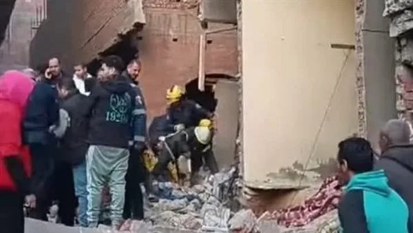 استعادة جثة امرأة من تحت أنقاض المباني المنهارة في حدائق القبة استعادة جثة امرأة من تحت أنقاض المباني المنهارة في حدائق القبة