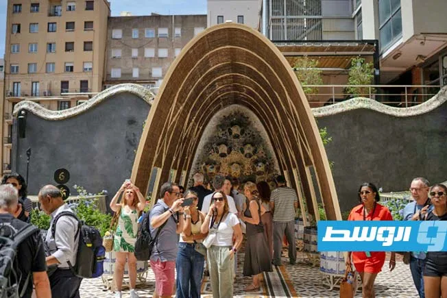 استعراض الواجهة المعدلة لكازا باتيو، التحفة المعمارية لغاودي استعراض الواجهة المعدلة لكازا باتيو، التحفة المعمارية لغاودي