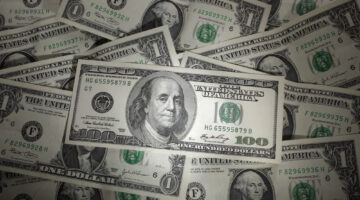 استقرار الدولار بفضل زيادة الطلب على الأصول الآمنة