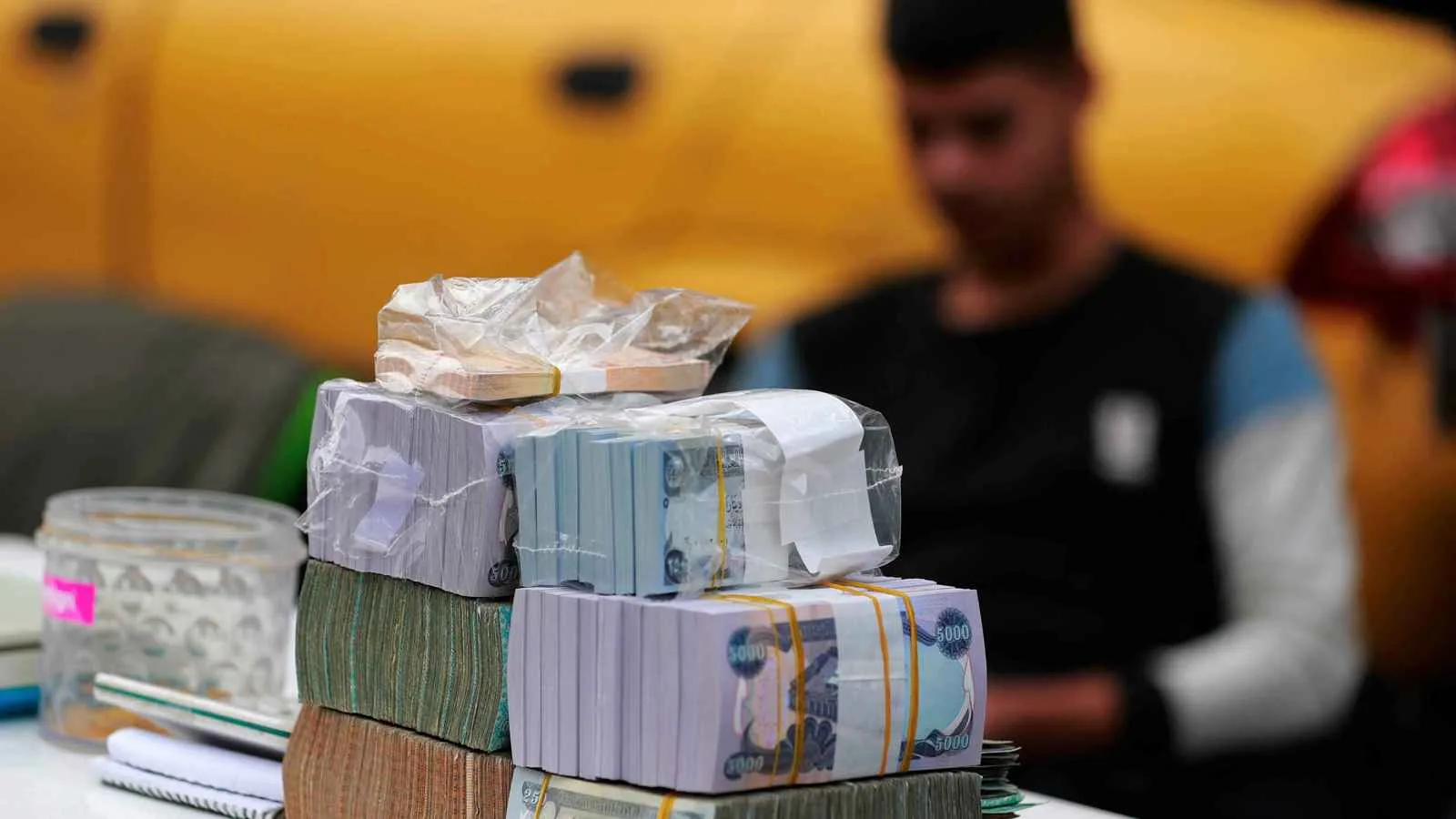 استقرار سعر الدينار العراقي مقابل الدولار والعملات الرئيسية الأخرى استقرار سعر الدينار العراقي مقابل الدولار والعملات الرئيسية الأخرى