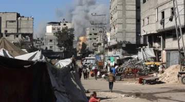 استمرار الصراع في غزة… 20 قتيلاً، بينهم العديد من الأطفال، جراء قصف إسرائيلي بالقرب من مدرسة في حي التفاح.
