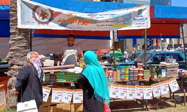 استمرار تنظيم “أسواق اليوم الواحد” في الإسكندرية لتخفيف الضغوط على المواطنين استمرار تنظيم “أسواق اليوم الواحد” في الإسكندرية لتخفيف الضغوط على المواطنين