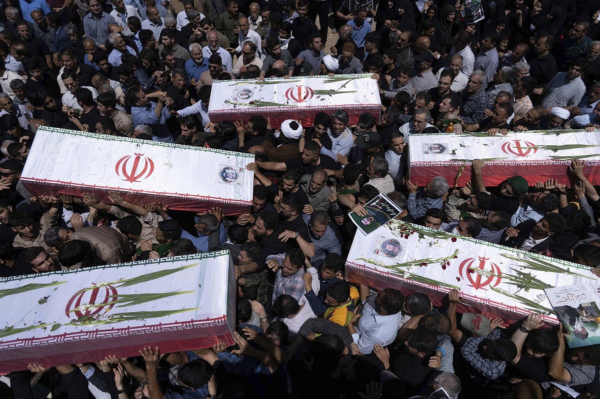 اشتباكات في مدينة ري جنوبي طهران بين القوات الأمنية وعناصر يُشتبه بتعاونهم مع الموساد اشتباكات في مدينة ري جنوبي طهران بين القوات الأمنية وعناصر يُشتبه بتعاونهم مع الموساد
