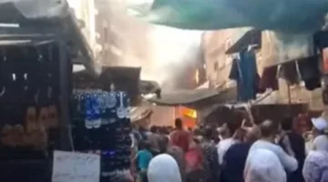 اشتعال نار ضخمة في سوق تجاري بمنطقة فيصل (فيديو)