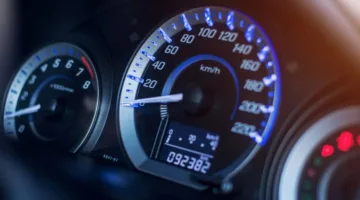 اقتراح برلماني لتحويل مراقبة السيارات المستعملة إلى الرقمنة وتقليل التلاعب في عداداتها