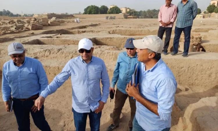 اكتشاف توابيت خشبية وأسوار كبيرة من الطوب اللبن في نجع أبو عصبة بالأقصر اكتشاف توابيت خشبية وأسوار كبيرة من الطوب اللبن في نجع أبو عصبة بالأقصر
