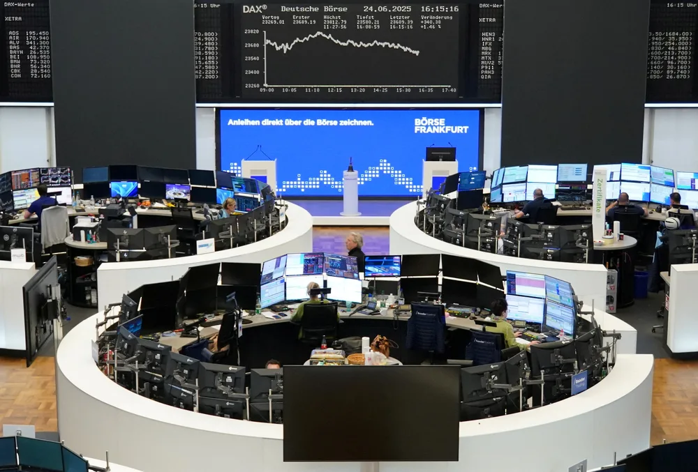الأسواق الأوروبية تشهد ارتفاعاً بفضل تحسن الثقة بعد انتهاء الصراع بين إسرائيل وإيران الأسواق الأوروبية تشهد ارتفاعاً بفضل تحسن الثقة بعد انتهاء الصراع بين إسرائيل وإيران