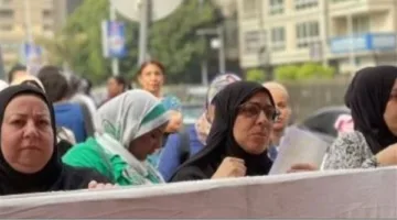 الأمهات يتواجدن أمام لجان امتحانات الثانوية العامة في الجيزة بانتظار أبنائهن
