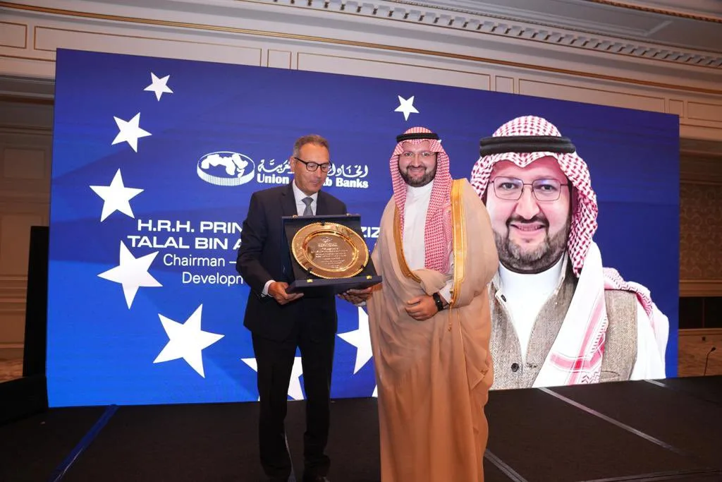 الأمير عبدالعزيز بن طلال يُحصل على “جائزة القيادة المستقبلية” في باريس الأمير عبدالعزيز بن طلال يُحصل على “جائزة القيادة المستقبلية” في باريس