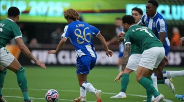 الأهلي وبورتو يحققان تعادلاً بدون أهداف أمام بالميراس في بطولة كأس العالم للأندية.