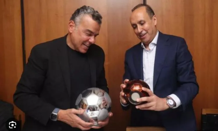 الأهلي يبادل الهدايا التذكارية خلال مائدة عشاء على هامش كأس العالم