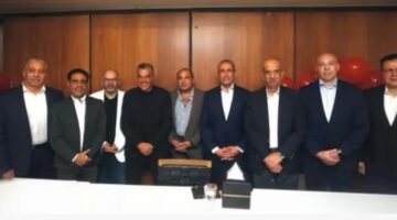 الأهلي يتبادل الهدايا التذكارية خلال عشاء خاص بمناسبة المونديال