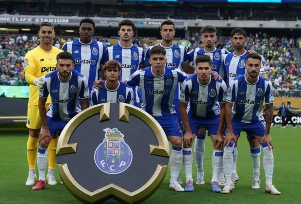 الأهلي يضغط على مدرب بورتو بفصل محتمل خلال كأس العالم للأندية. الأهلي يضغط على مدرب بورتو بفصل محتمل خلال كأس العالم للأندية.