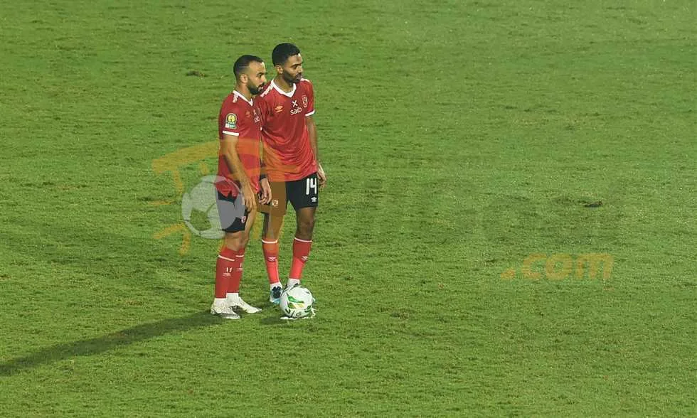 الأهلي يوضح موقف أفشة وحسين الشحات من الانتقال. الأهلي يوضح موقف أفشة وحسين الشحات من الانتقال.