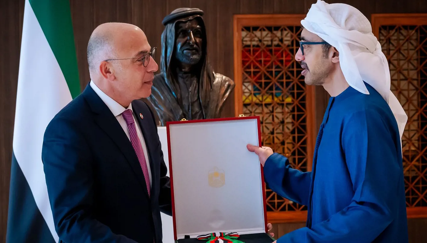 الإمارات تكرم سفير لبنان فؤاد دندن بجائزة الاستقلال من الفئة الأولى الإمارات تكرم سفير لبنان فؤاد دندن بجائزة الاستقلال من الفئة الأولى