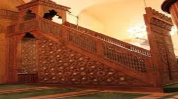 الإمام صعد إلى المنبر قبل بدء الوقت .. ما هو الحكم الشرعي؟
