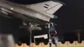 الإمساك بثلاثة أطفال أثناء تسلقهم طائرة هيكلية للعب