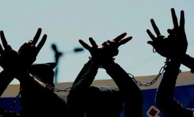 الاحتلال يبدأ بعمليات سحب الإقامة من أربعة أسرى ومحررين مقدسيين الاحتلال يبدأ بعمليات سحب الإقامة من أربعة أسرى ومحررين مقدسيين