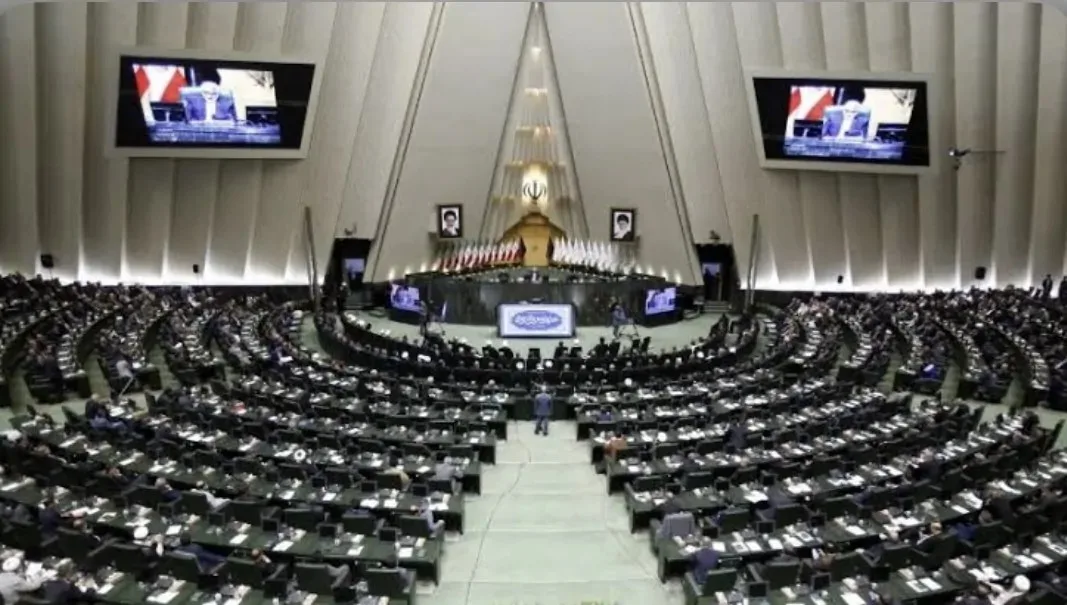 البرلمان الإيراني يوافق على قانون لتعليق التعاون مع الوكالة الدولية للطاقة الذرية