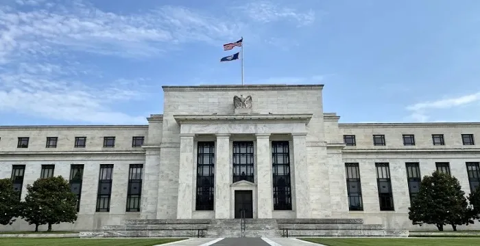 البنك الفيدرالي الأمريكي يثبت أسعار الفائدة للمرة الرابعة على التوالي بين 4.25% و4.5% البنك الفيدرالي الأمريكي يثبت أسعار الفائدة للمرة الرابعة على التوالي بين 4.25% و4.5%