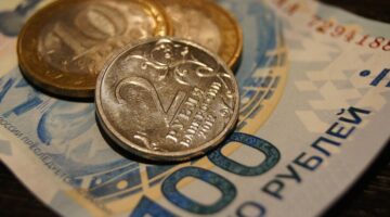 البنك المركزي الروسي يخفض سعر صرف الدولار واليوان ويزيد من قيمة اليورو مقابل الروبل