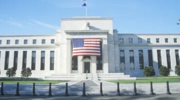 البنك المركزي يثبت سعر الفائدة للشهر الرابع على التوالي ويتبنى نهجًا حذرًا.