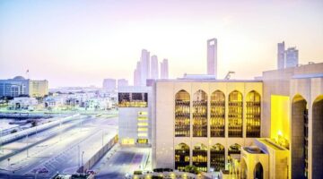 «البنك المركزي» يسحب ترخيص شركة صرافة ويفرض عليها غرامة بقيمة 10 ملايين درهم
