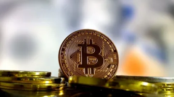 البيتكوين ينخفض دون 105 آلاف دولار وسط استمرار التوترات بين إسرائيل وإيران.