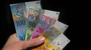التحليل الفني: نموذج شمعة المطرقة يتشكل على زوج USD/CHF عند منطقة الدعم
