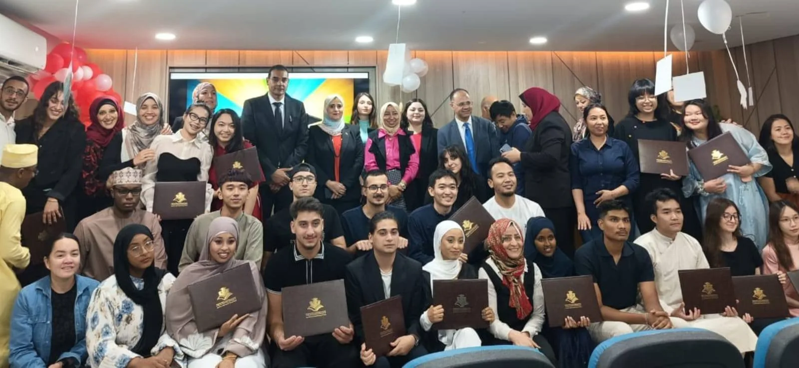 التعليم العالي: “الوافدين” تقيم احتفالاً لتخريج طلاب المركز الثقافي المصري لتعليم اللغة العربية لغير الناطقين بها التعليم العالي: “الوافدين” تقيم احتفالاً لتخريج طلاب المركز الثقافي المصري لتعليم اللغة العربية لغير الناطقين بها