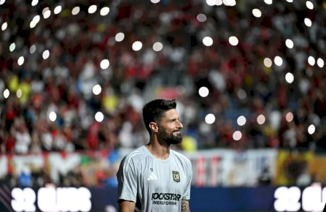 الجناح الفرنسي جيرو يرحل عن نادي لوس أنجليس أف سي الأمريكي الجناح الفرنسي جيرو يرحل عن نادي لوس أنجليس أف سي الأمريكي