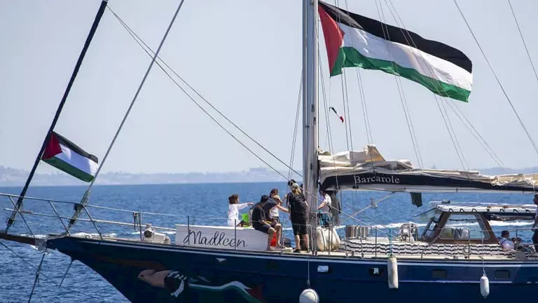 الجيش الإسرائيلي يستولي على السفينة “مادلين” التي كانت في طريقها إلى قطاع غزة الجيش الإسرائيلي يستولي على السفينة “مادلين” التي كانت في طريقها إلى قطاع غزة