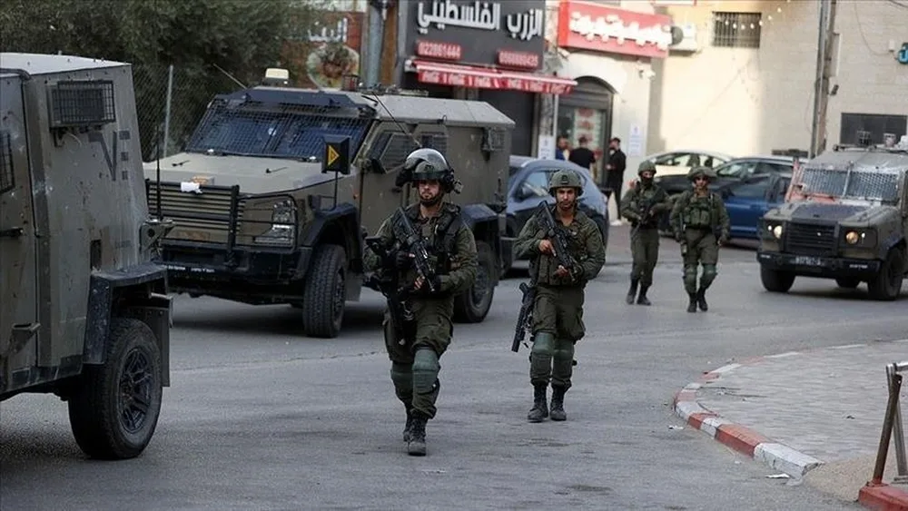 الجيش الإسرائيلي يعتقل 14 فلسطينيًا في الضفة الغربية. الجيش الإسرائيلي يعتقل 14 فلسطينيًا في الضفة الغربية.