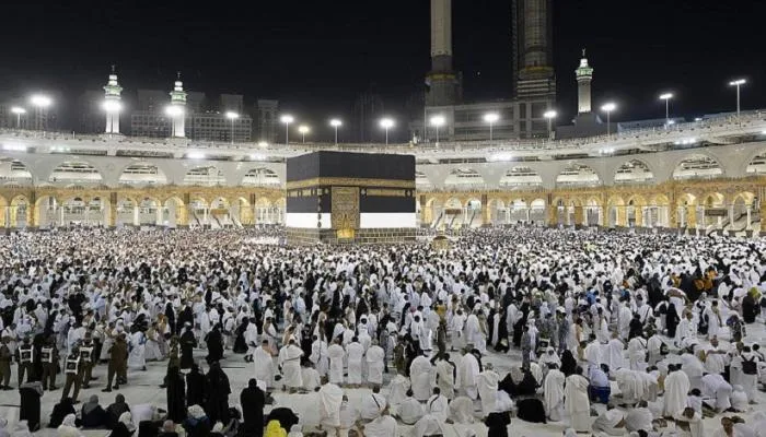 الحجاج يؤدون طواف الإفاضة في أجواء روحانية مع خدمات شاملة الحجاج يؤدون طواف الإفاضة في أجواء روحانية مع خدمات شاملة